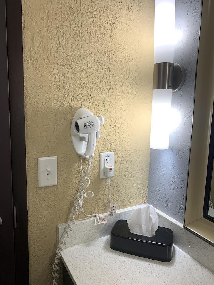 Express & Kansas Airport By Ihg Kansas City