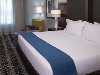 Express & Kansas Airport By Ihg 3*
