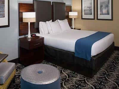Hotel Express & Kansas Airport By Ihg 3*