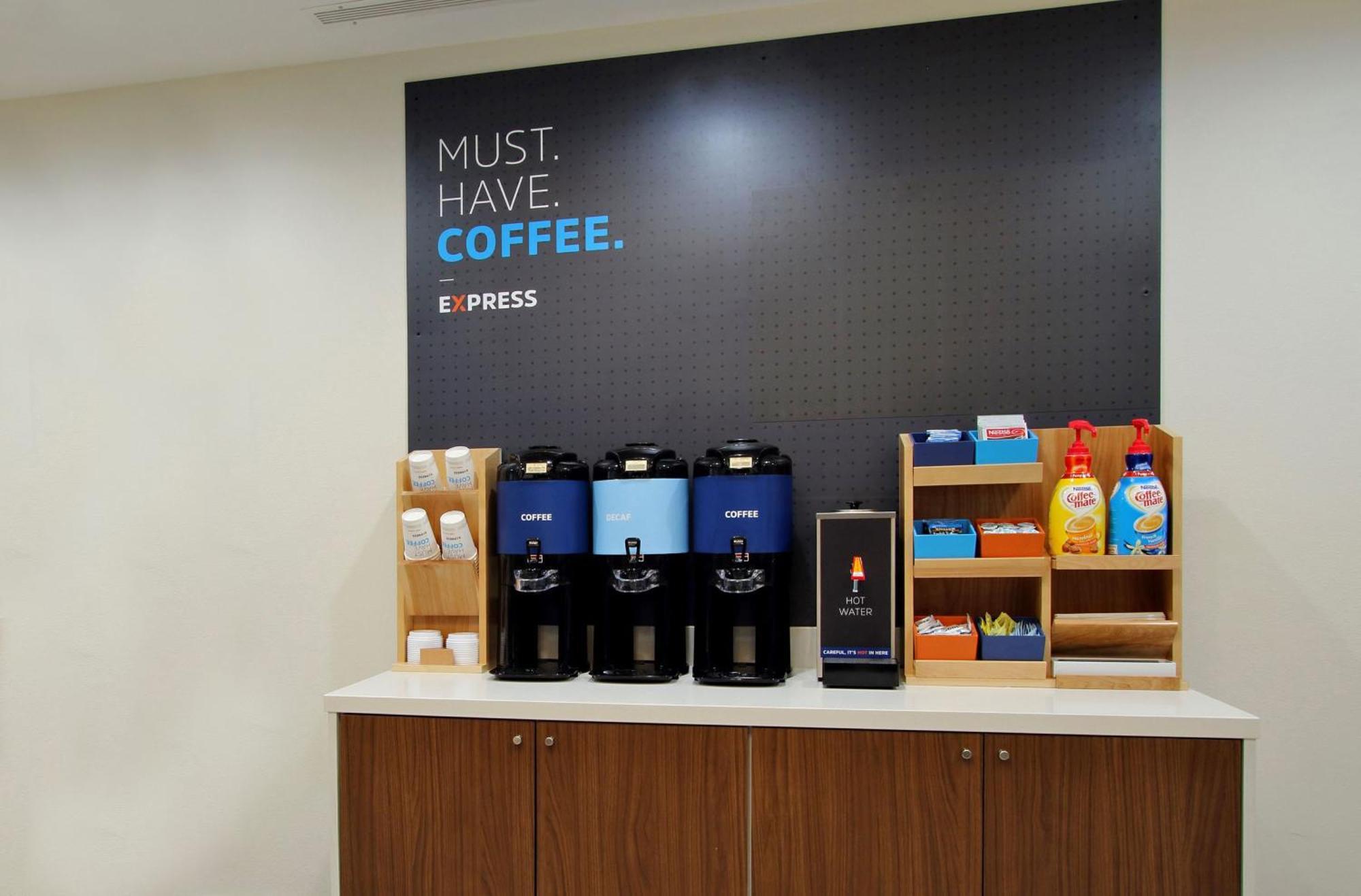Express & Kansas Airport By Ihg Hotel