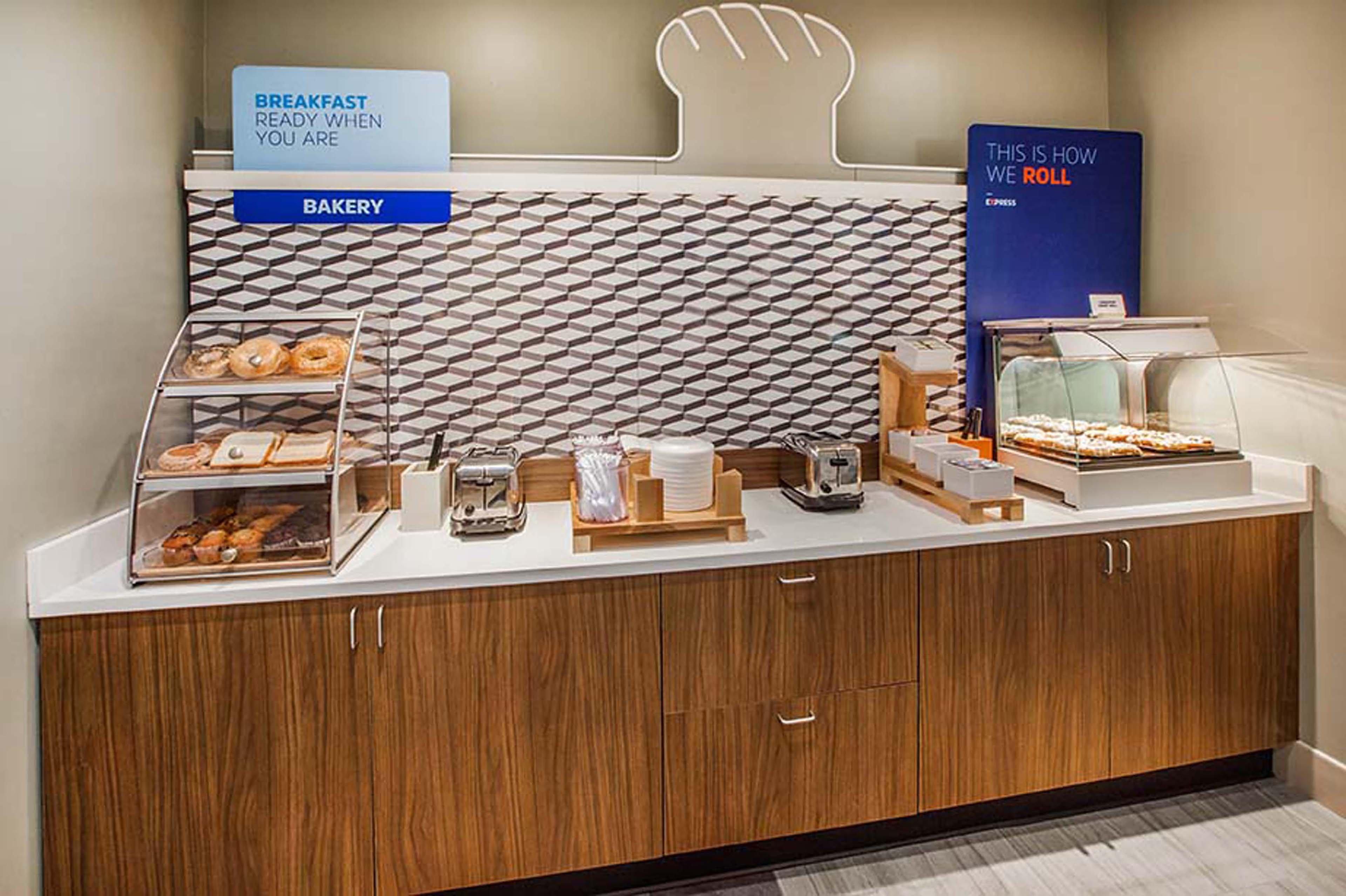 Hotel Express & Kansas Airport By Ihg 3*