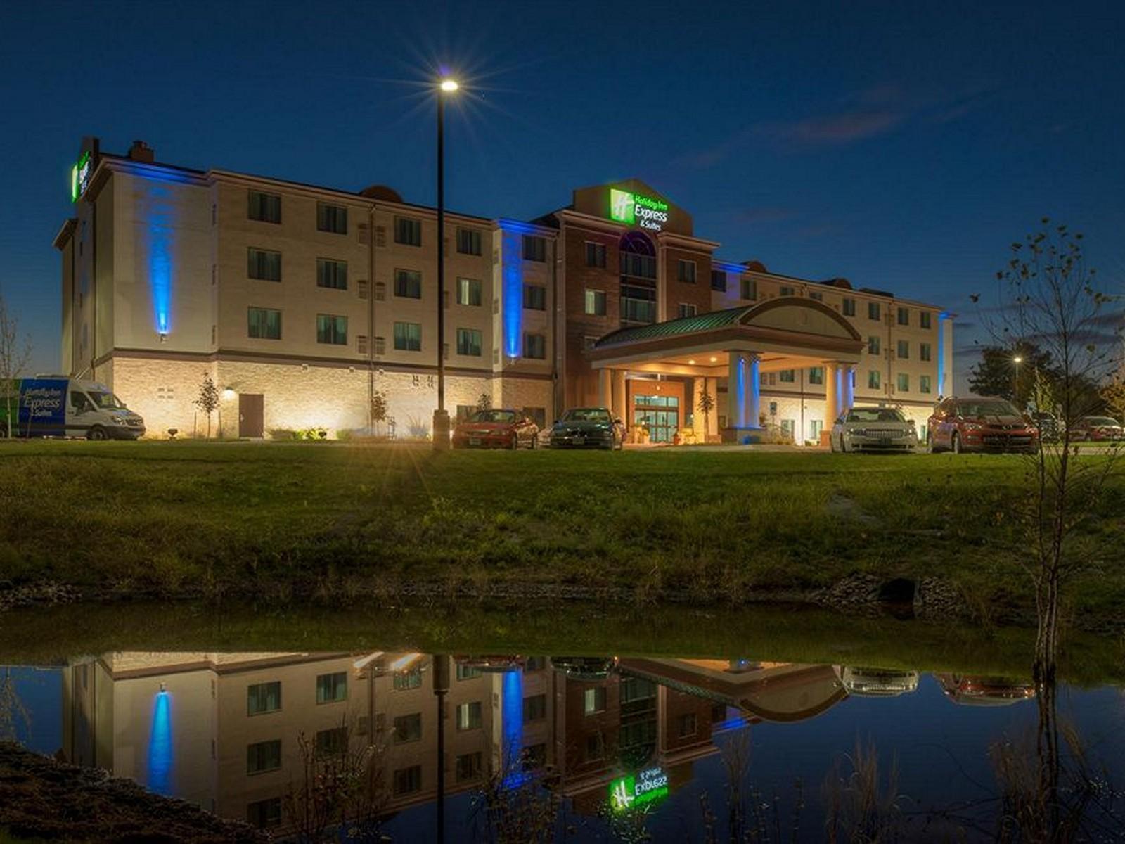 Express & Kansas Airport By Ihg Hotel 3*