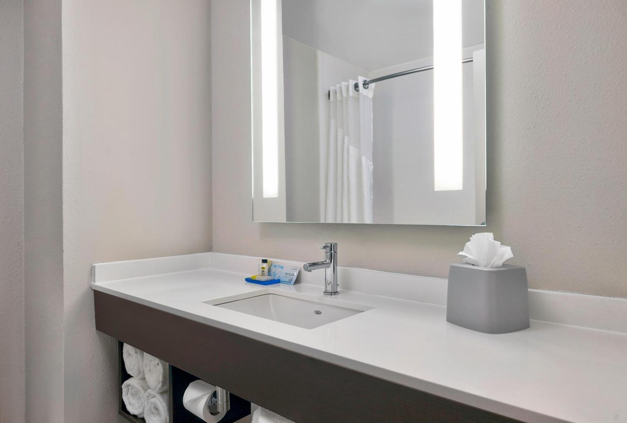 Express & Kansas Airport By Ihg 3*