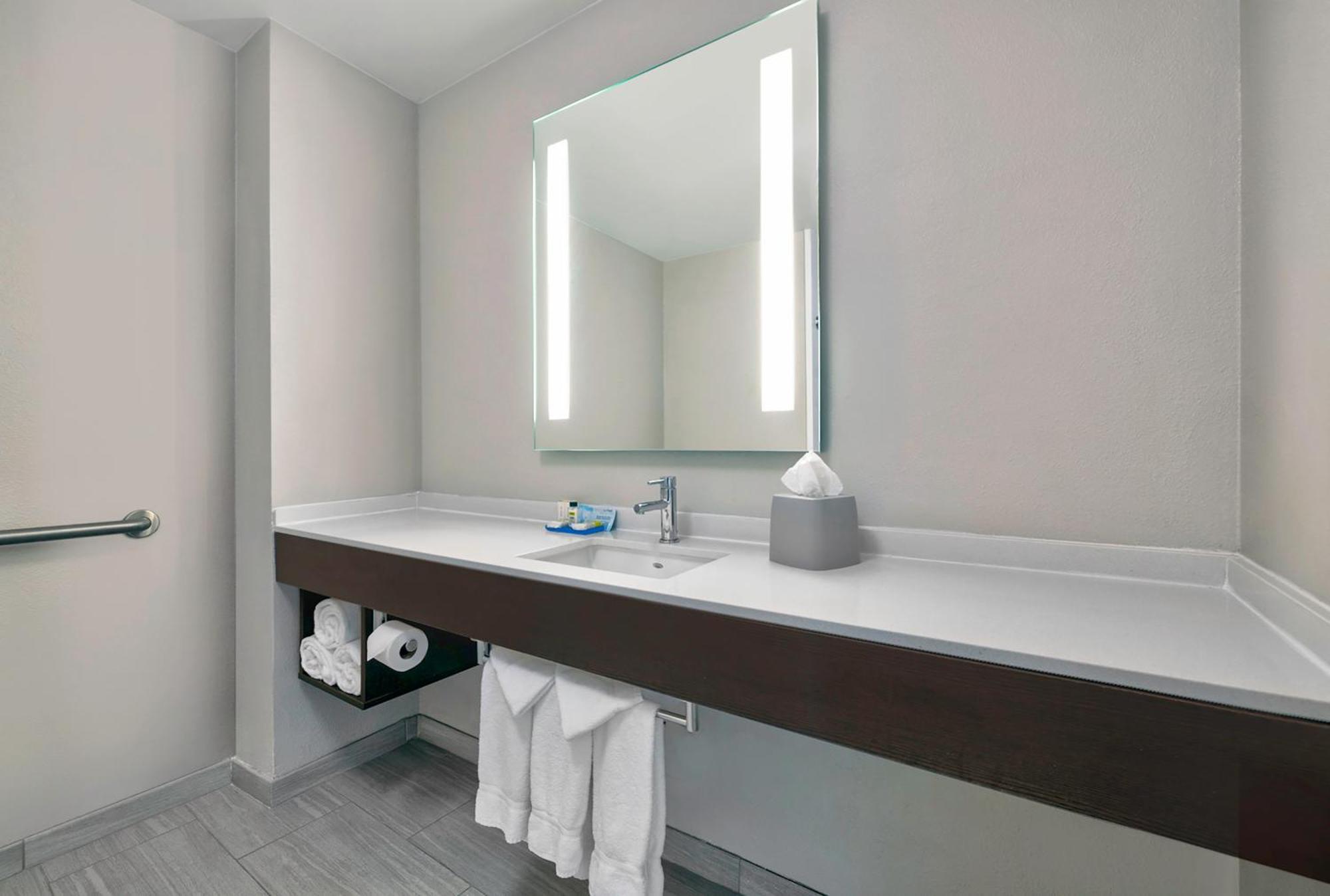 Express & Kansas Airport By Ihg Hotel 3*