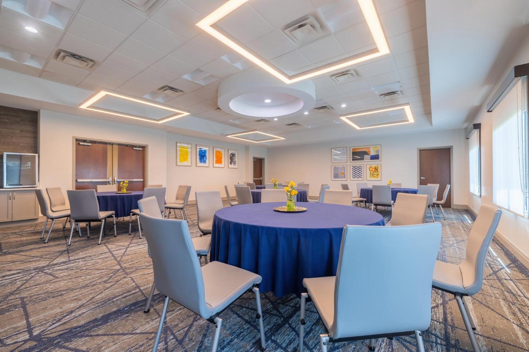 Express & Kansas Airport By Ihg Hotel 3*