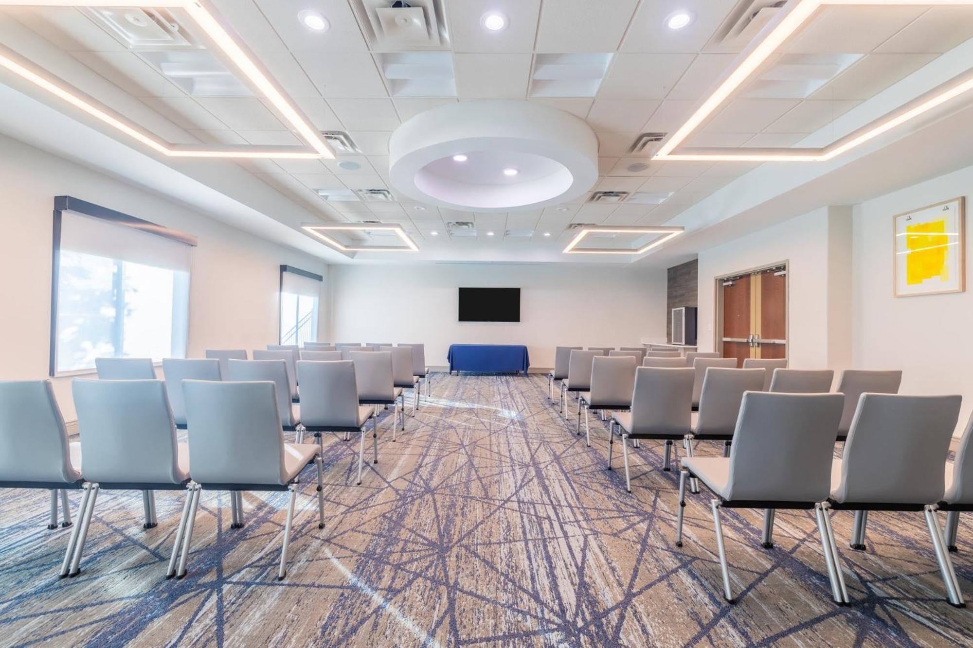 Express & Kansas Airport By Ihg Hotel Kansas City