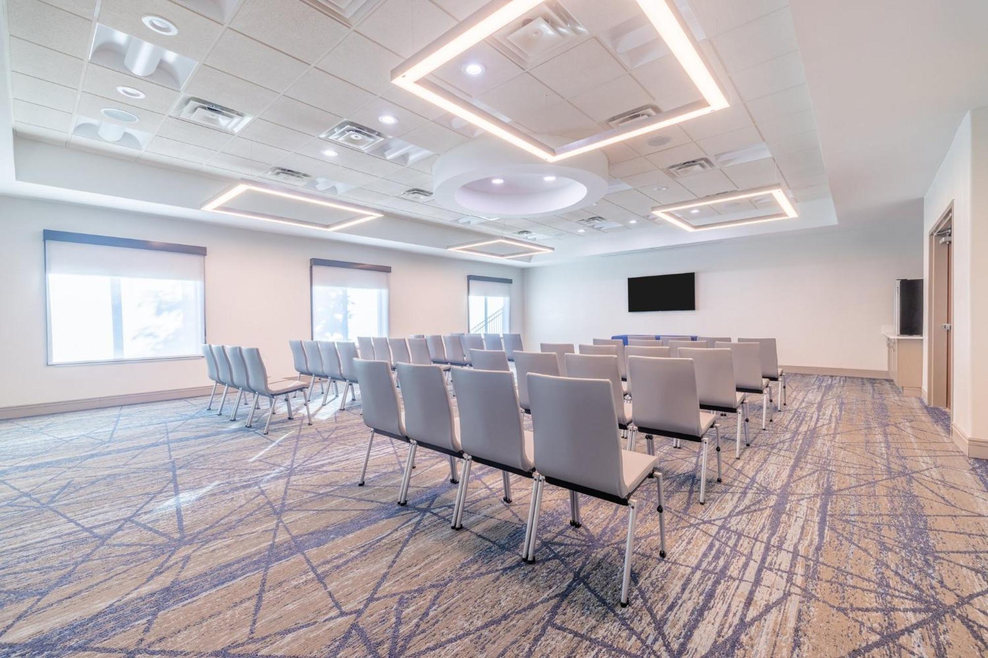 Express & Kansas Airport By Ihg