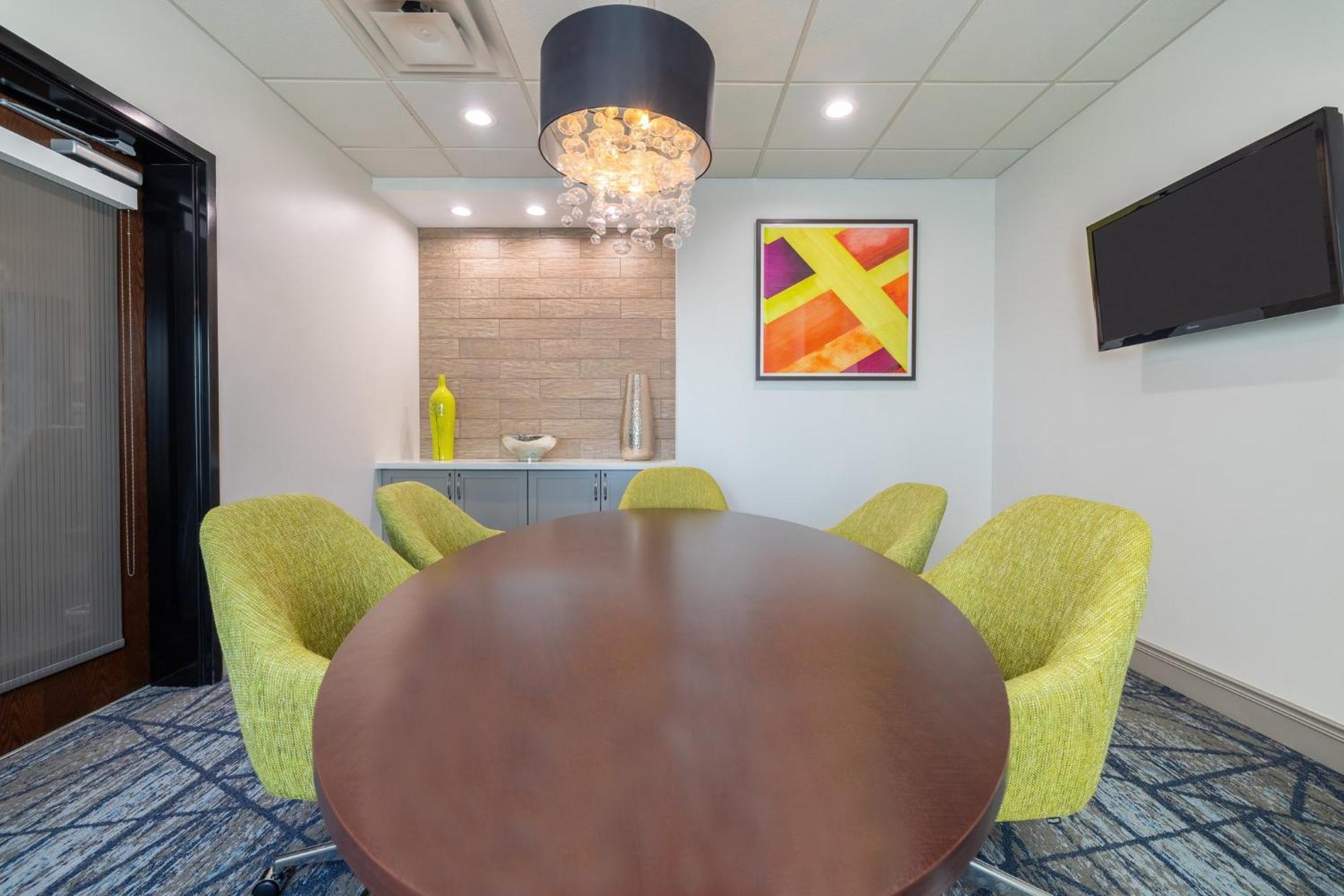 Express & Kansas Airport By Ihg Hotel