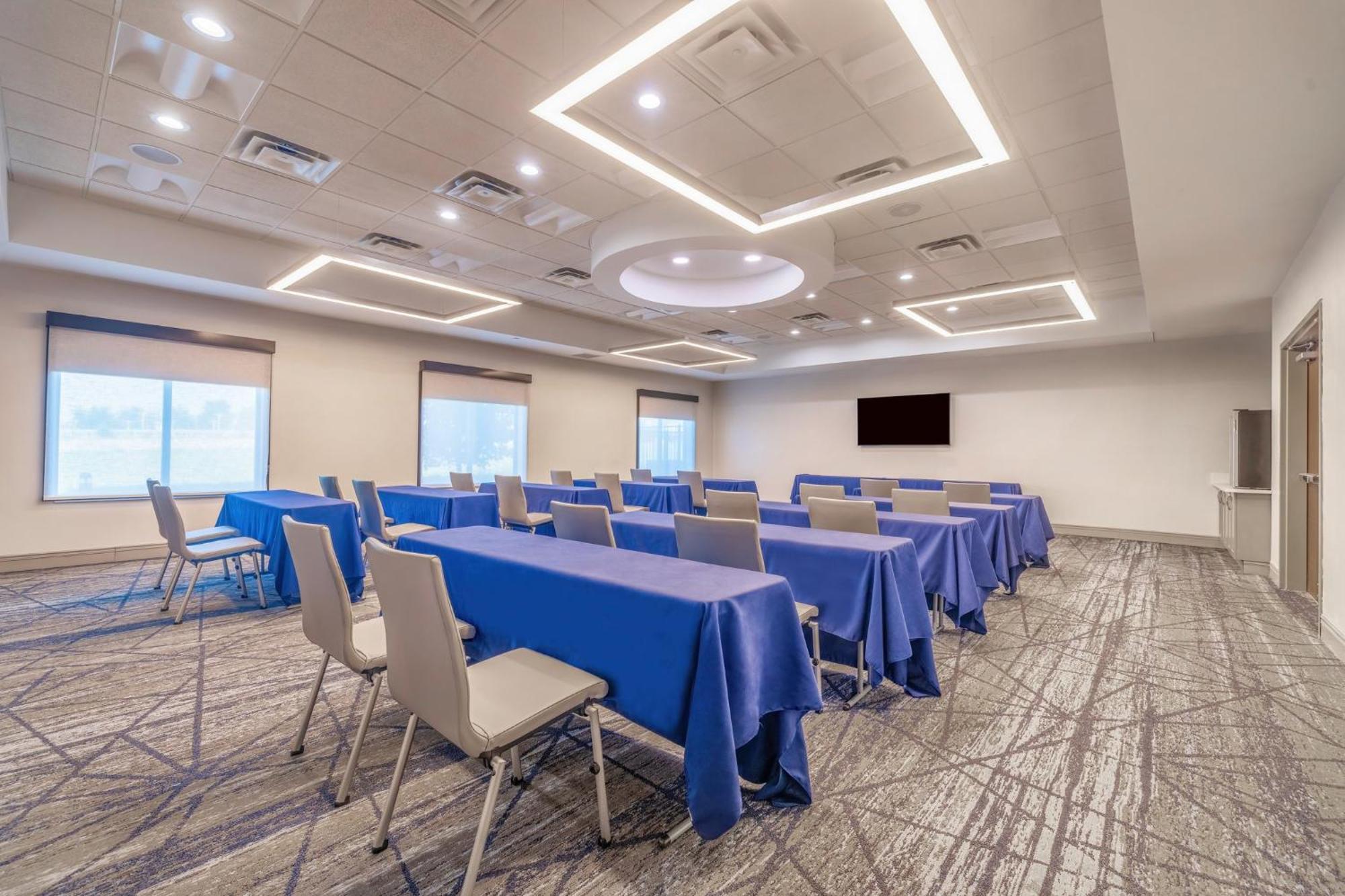 Hotel Express & Kansas Airport By Ihg Kansas City