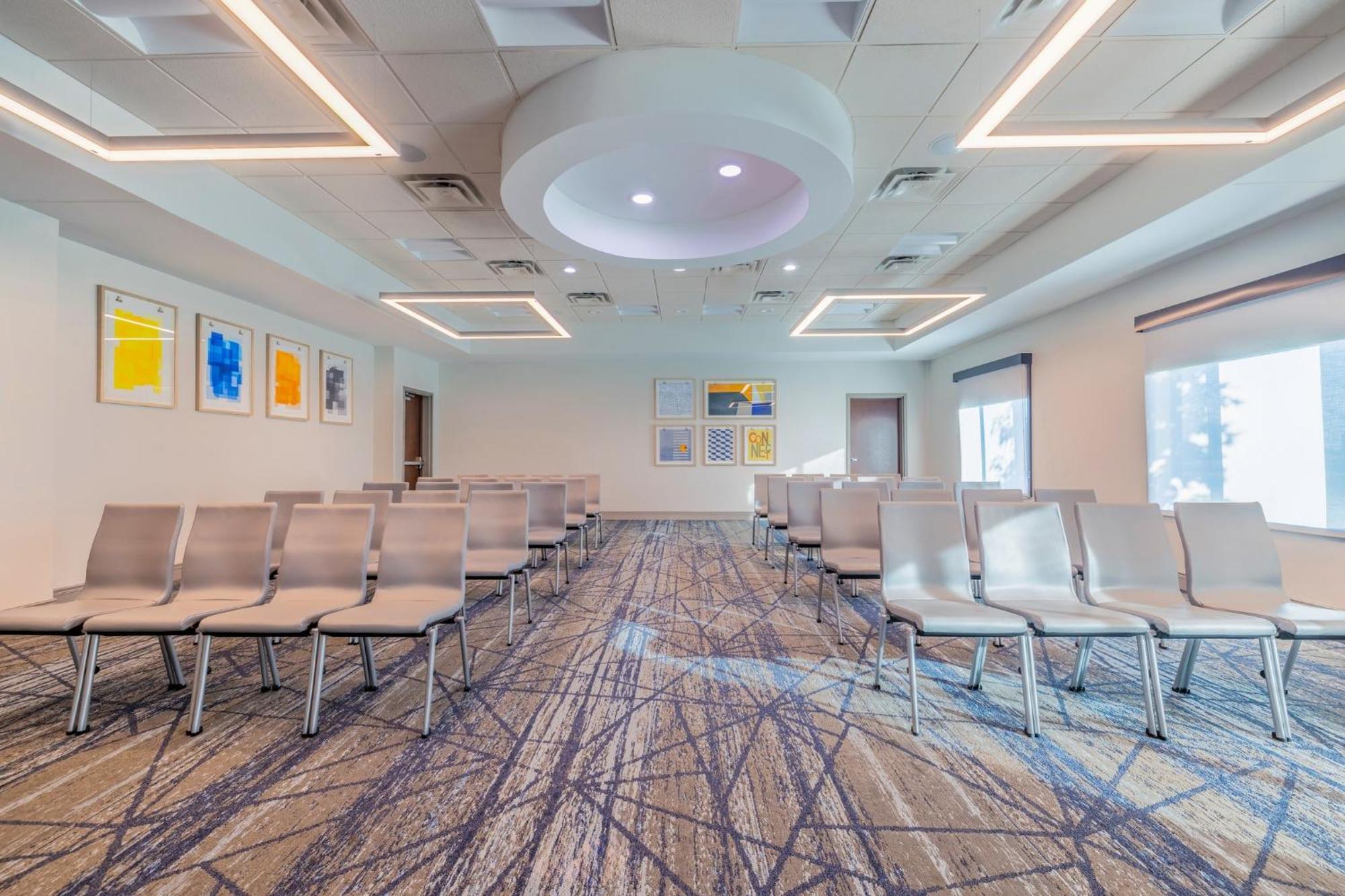 Express & Kansas Airport By Ihg