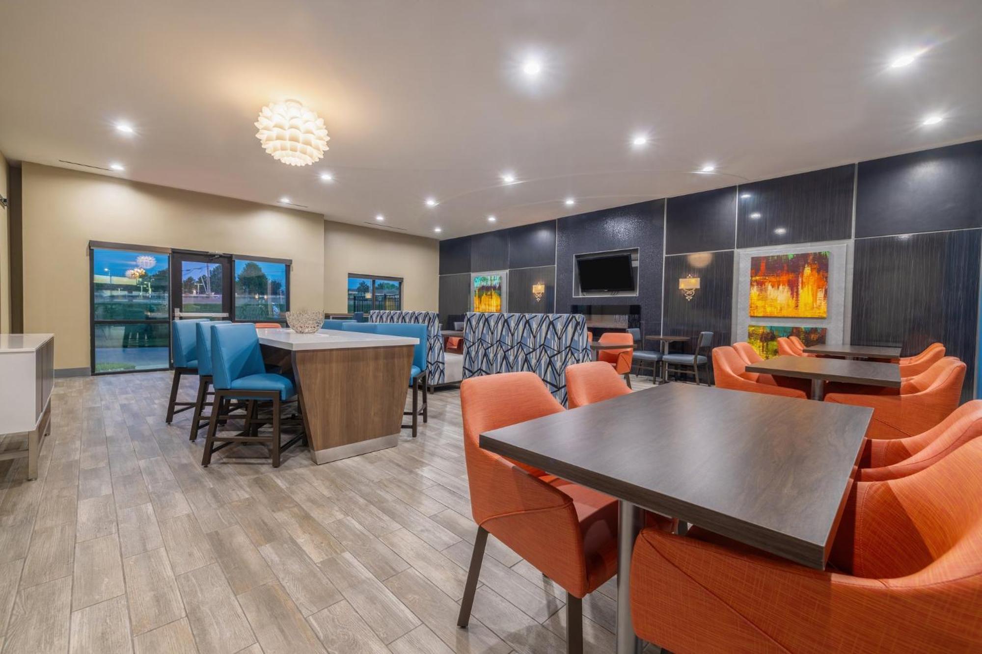 Express & Kansas Airport By Ihg Hotel