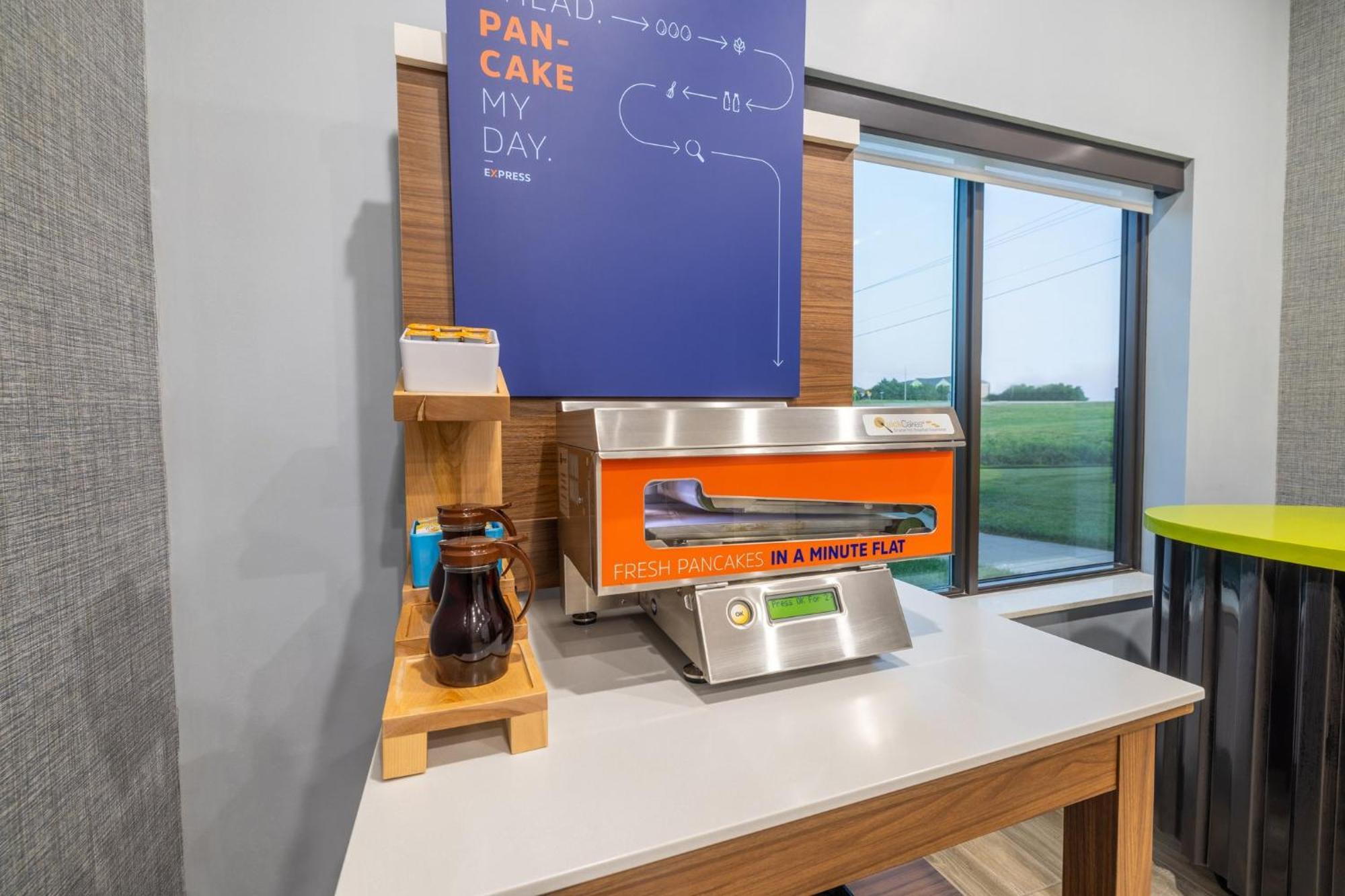 Hotel Express & Kansas Airport By Ihg