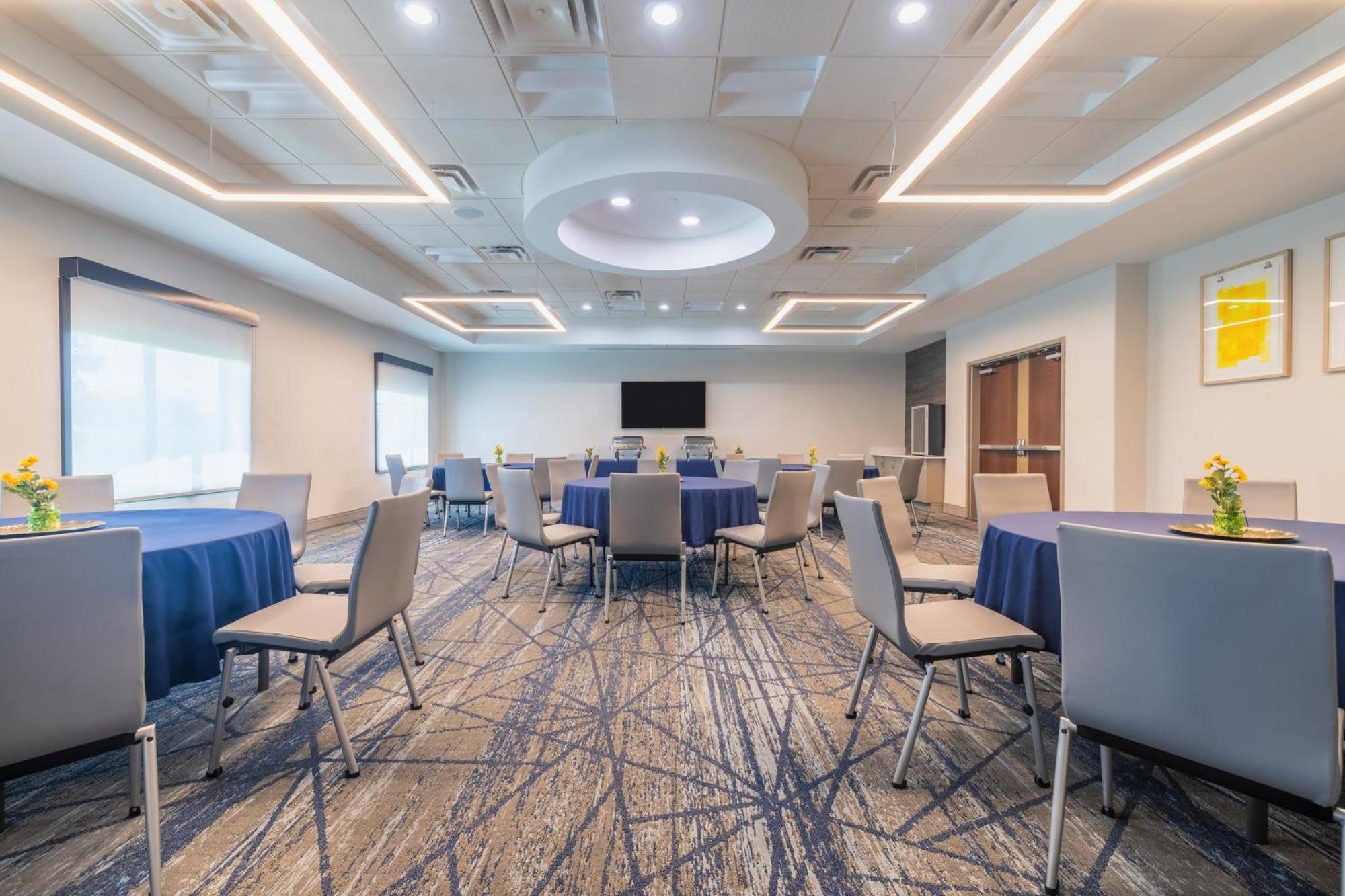 Express & Kansas Airport By Ihg Hotel 3*