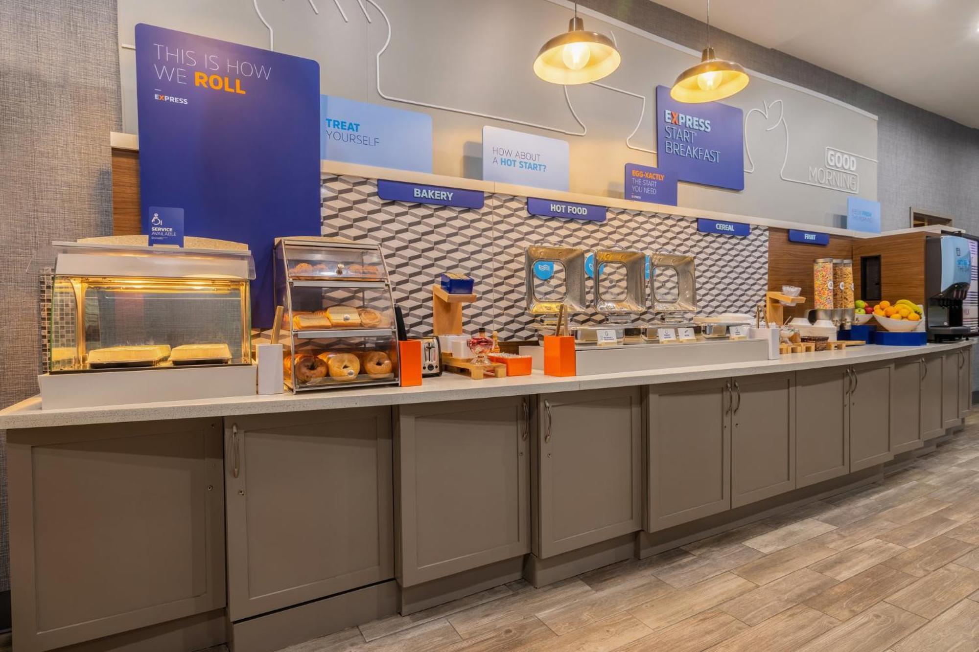 Express & Kansas Airport By Ihg 3*