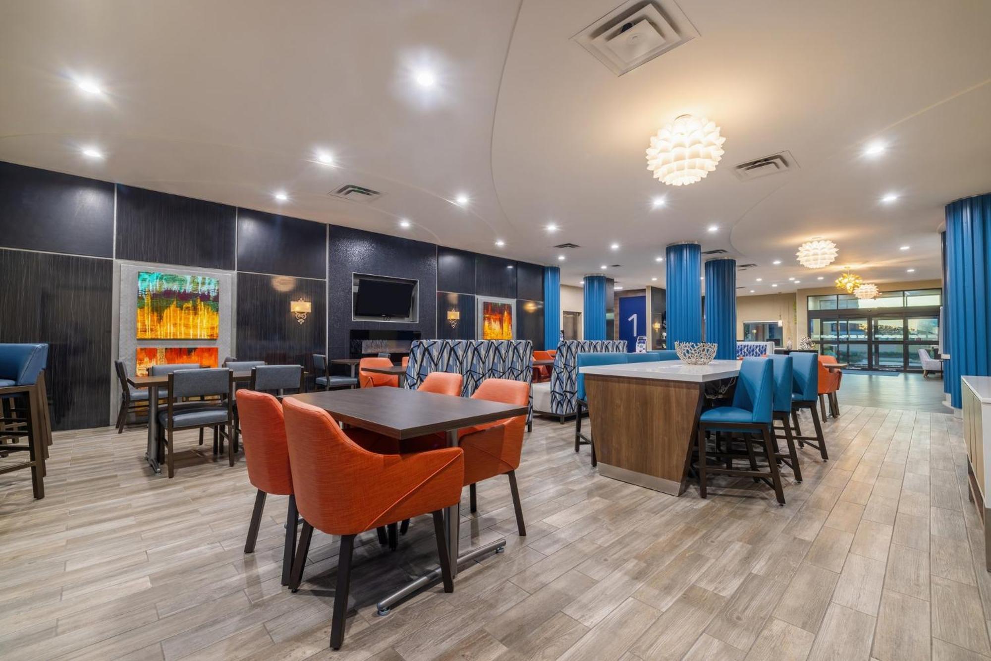 Express & Kansas Airport By Ihg Hotel