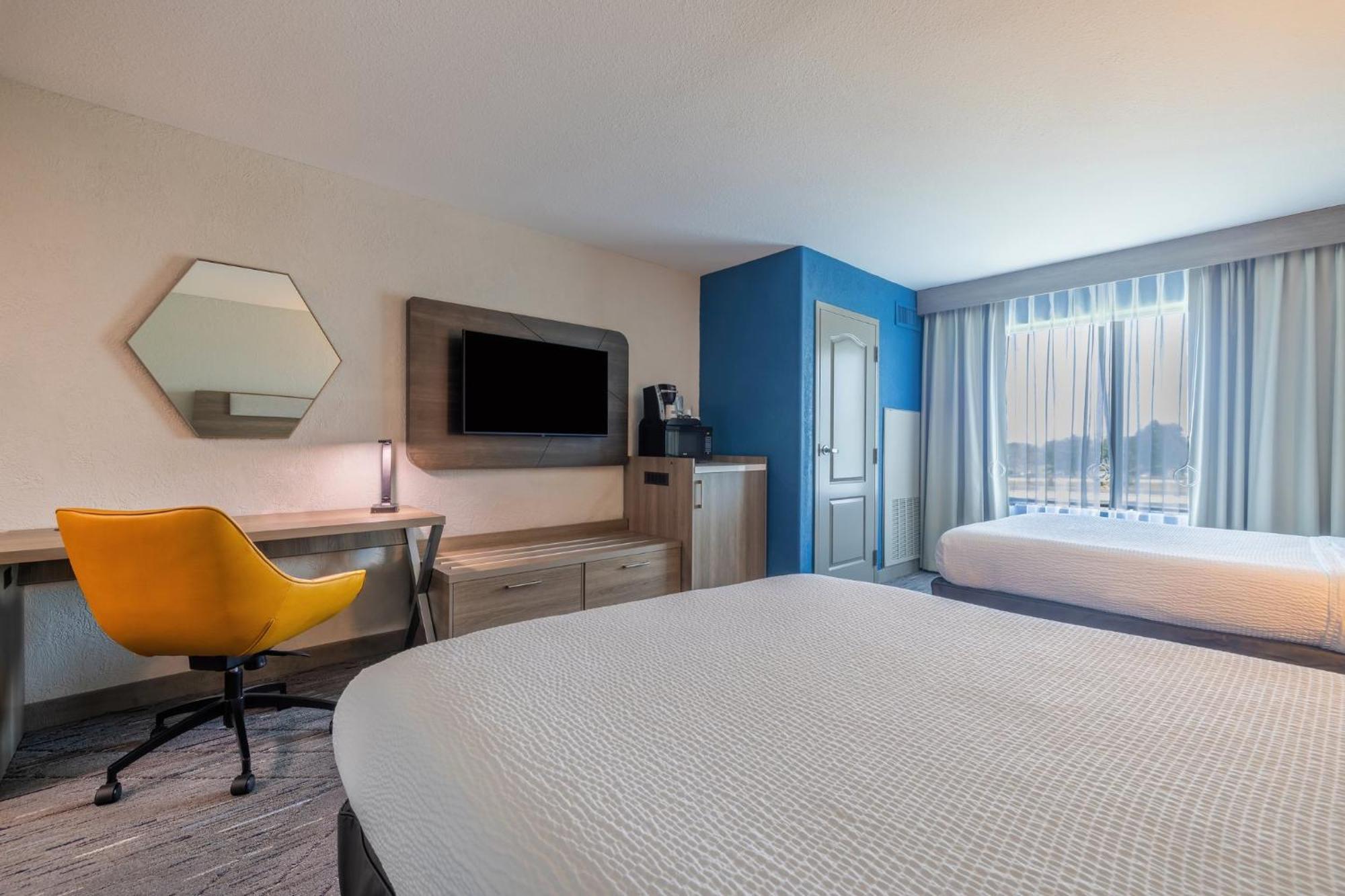 Hotel Express & Kansas Airport By Ihg