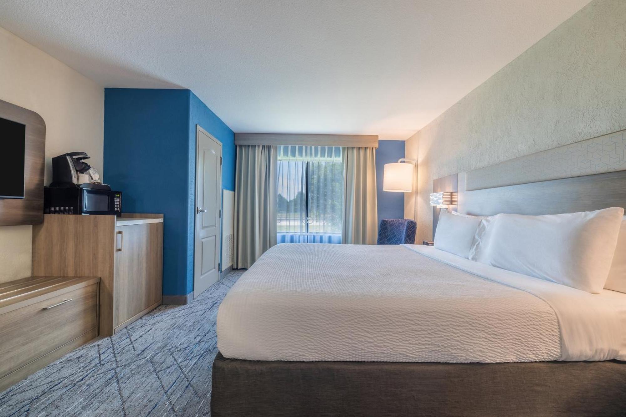 Express & Kansas Airport By Ihg Hotel 3*