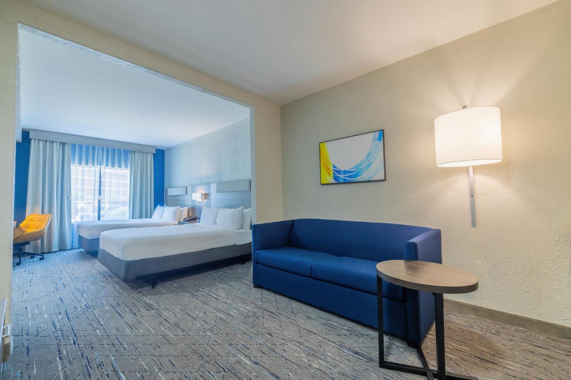 Hotel Express & Kansas Airport By Ihg 3*