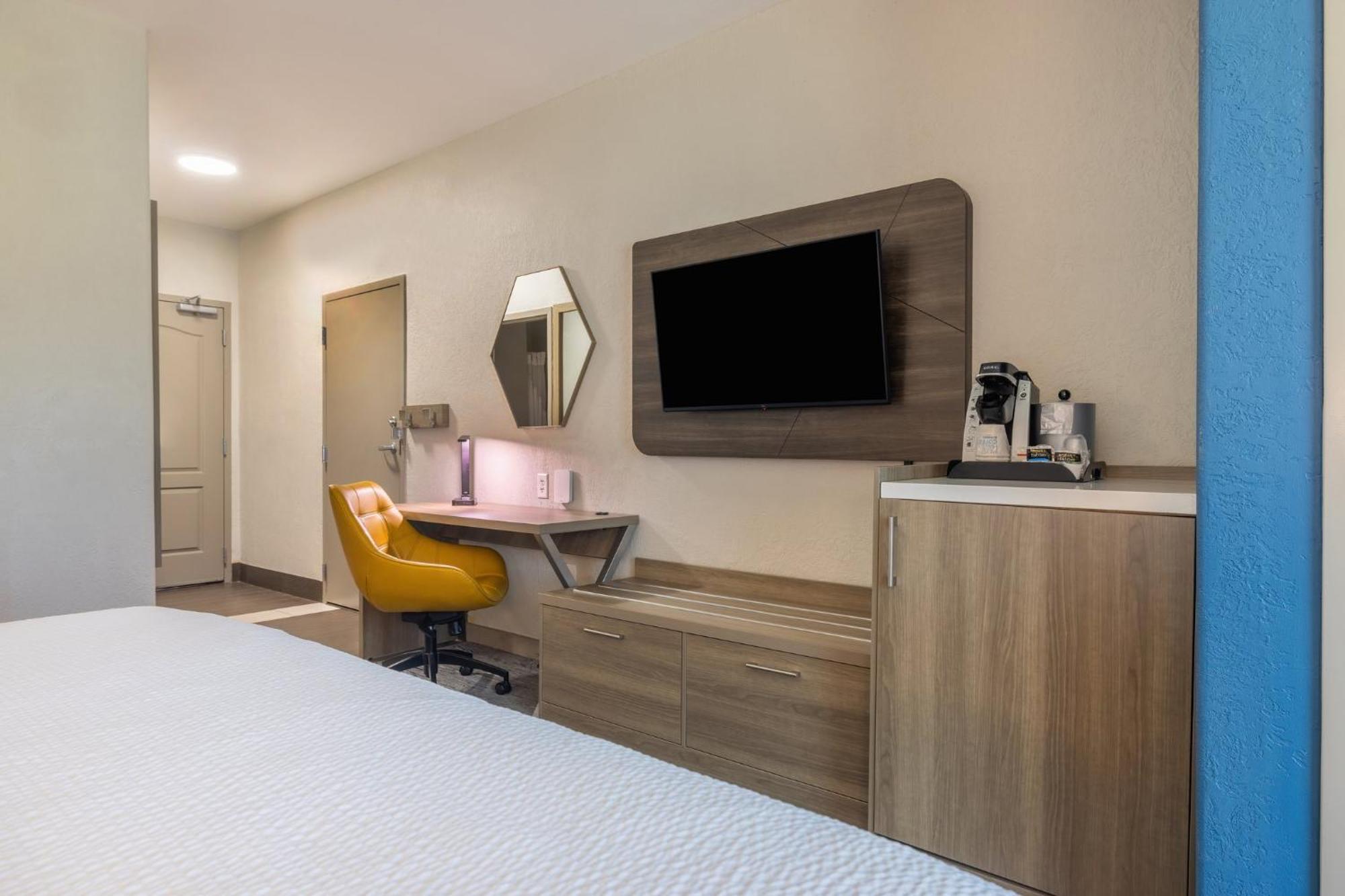 Express & Kansas Airport By Ihg Hotel