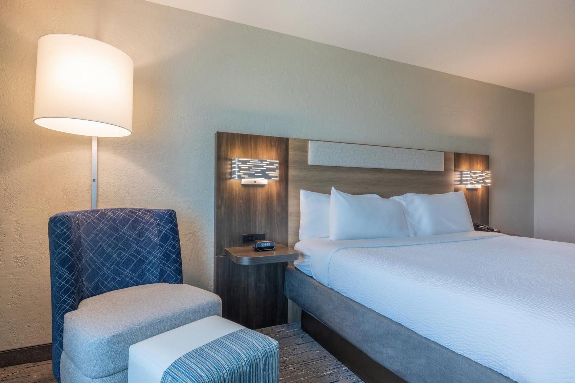 Hotel Express & Kansas Airport By Ihg