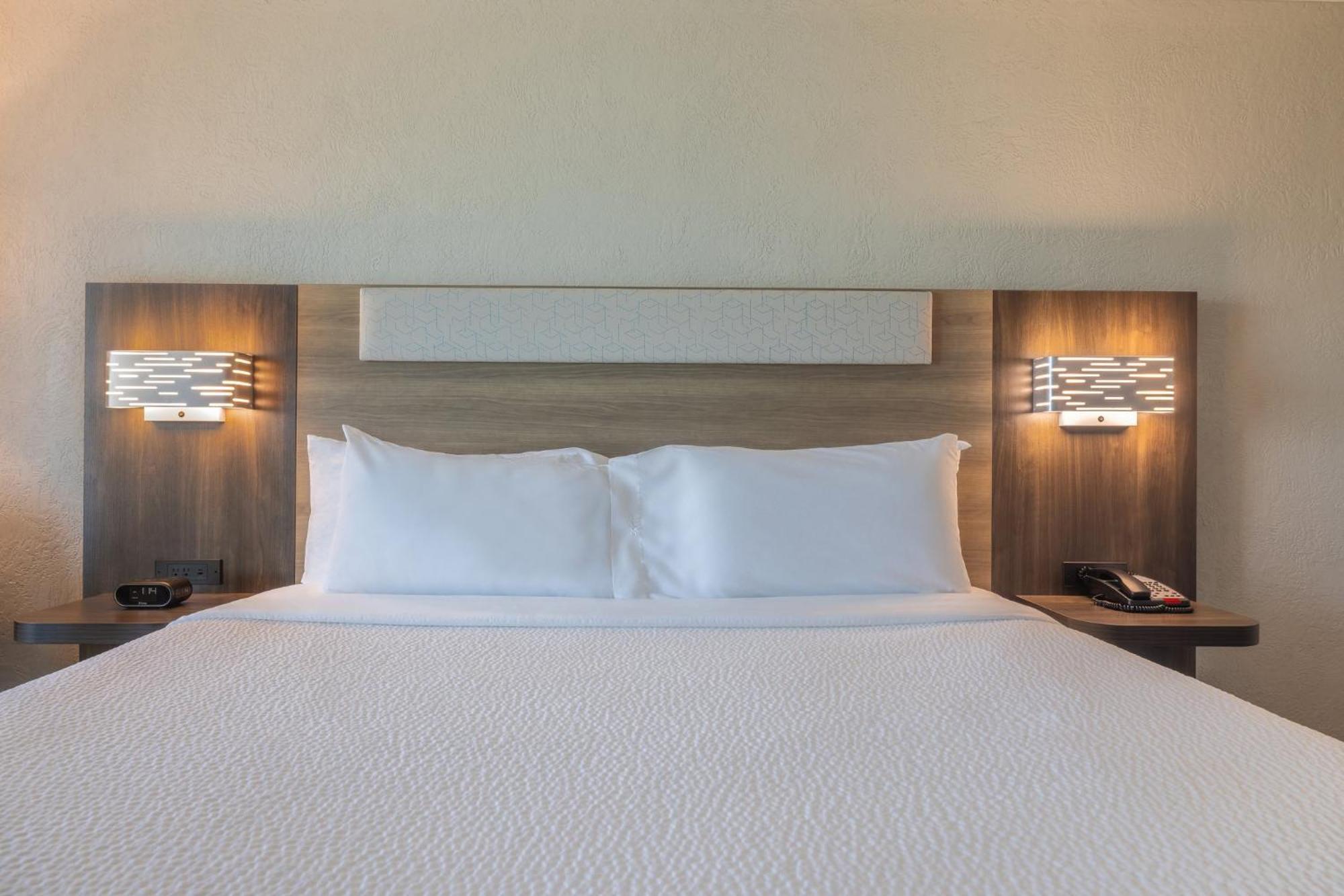 Express & Kansas Airport By Ihg Hotel 3*