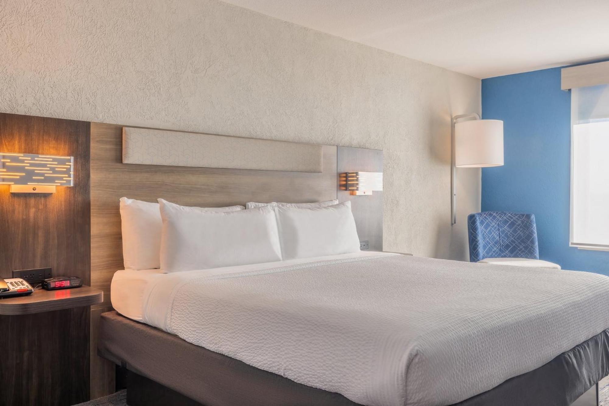 Hotel Express & Kansas Airport By Ihg 3*