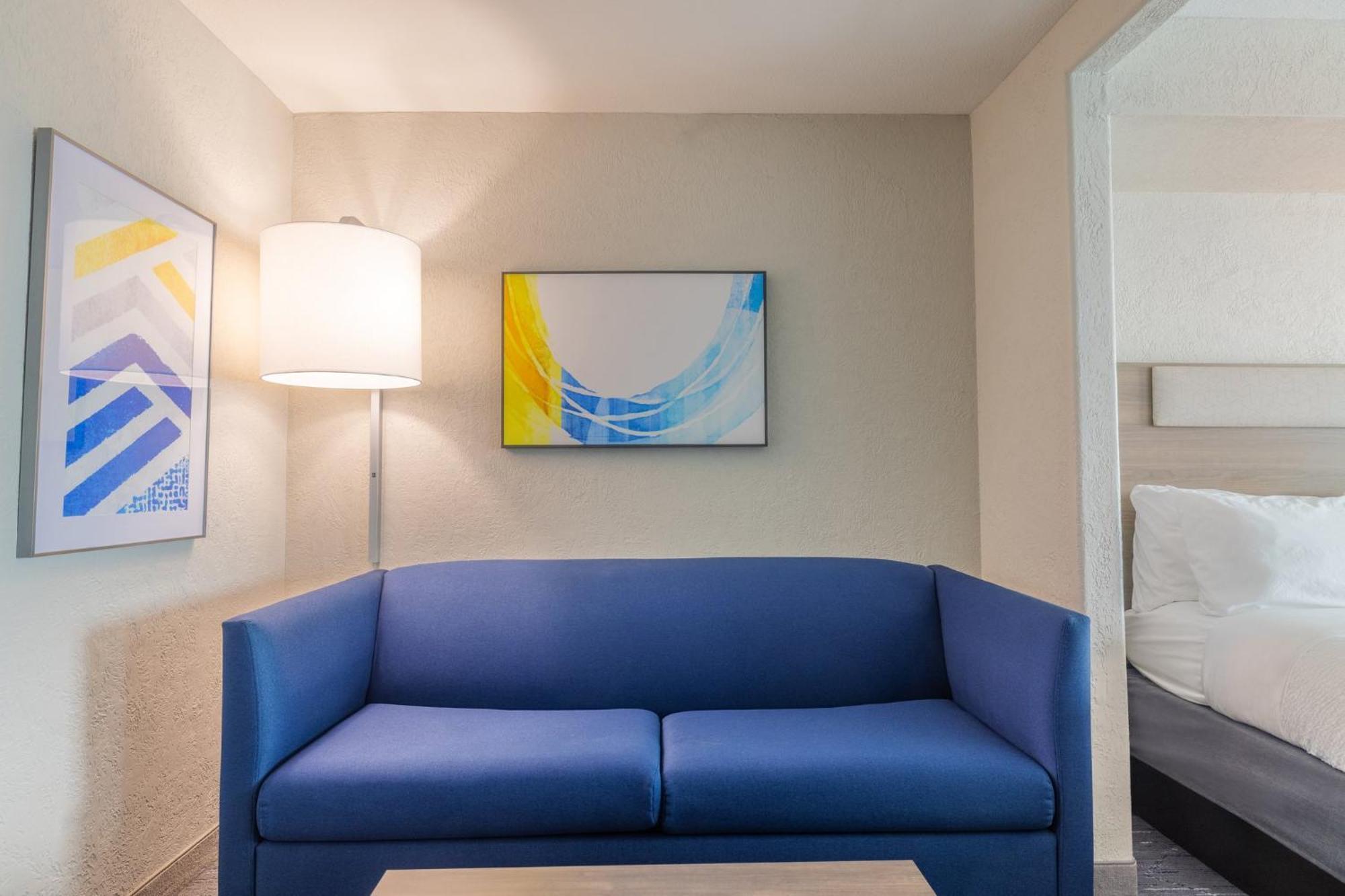 Express & Kansas Airport By Ihg 3*