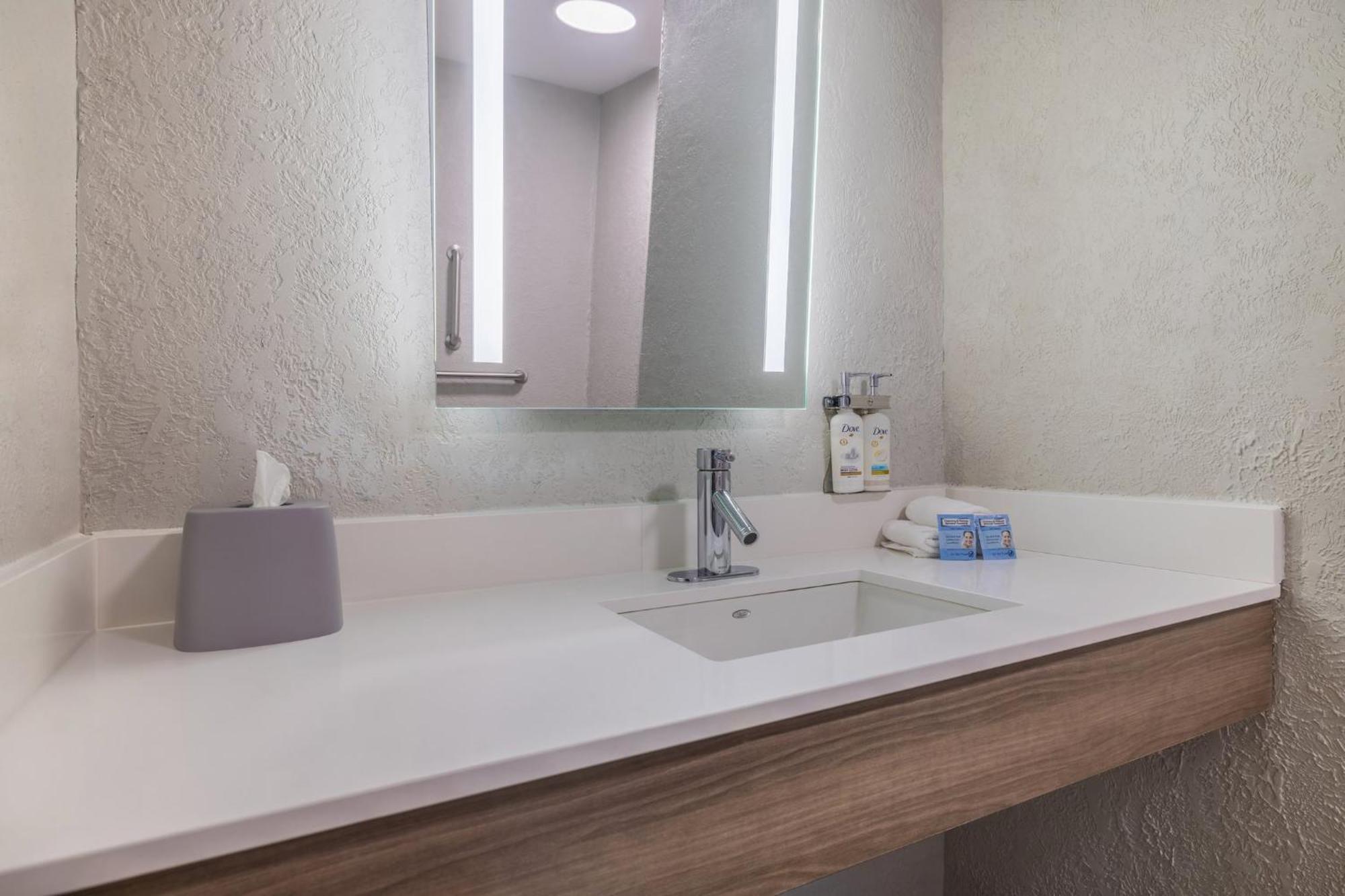 Express & Kansas Airport By Ihg Hotel
