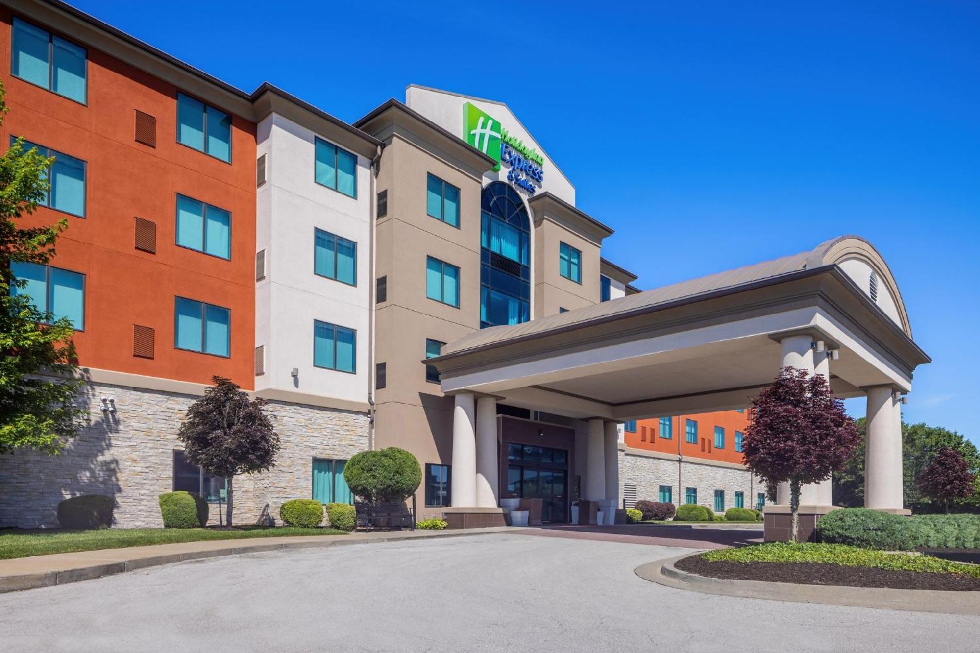 Express & Kansas Airport By Ihg Hotel 3*