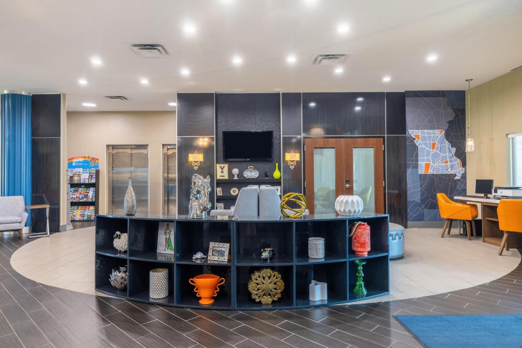 Express & Kansas Airport By Ihg Hotel Kansas City