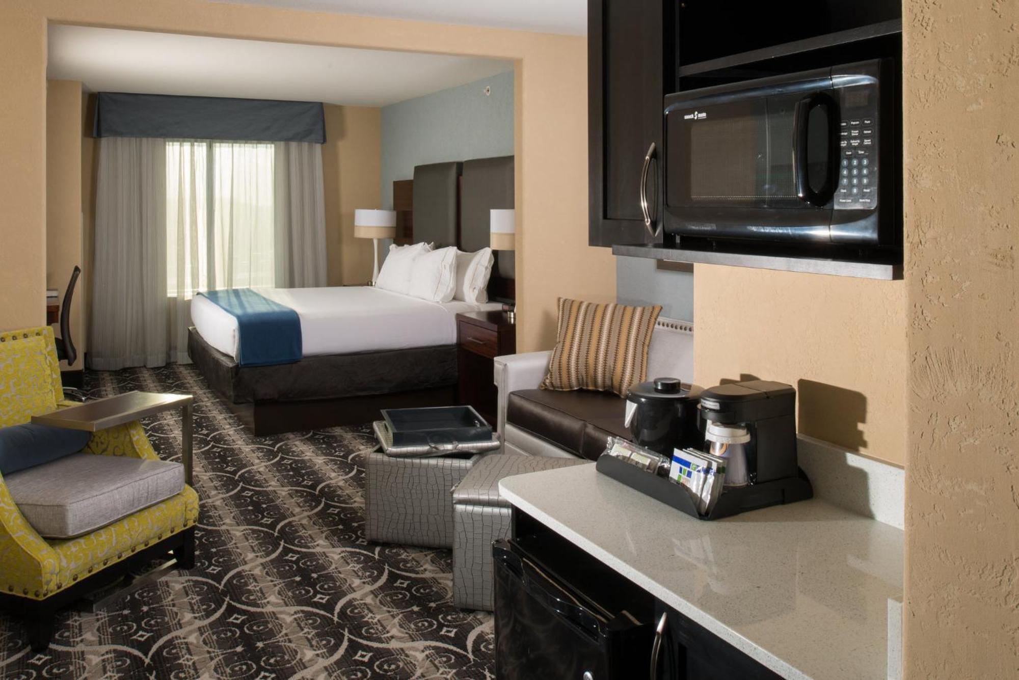 Hotel Express & Kansas Airport By Ihg