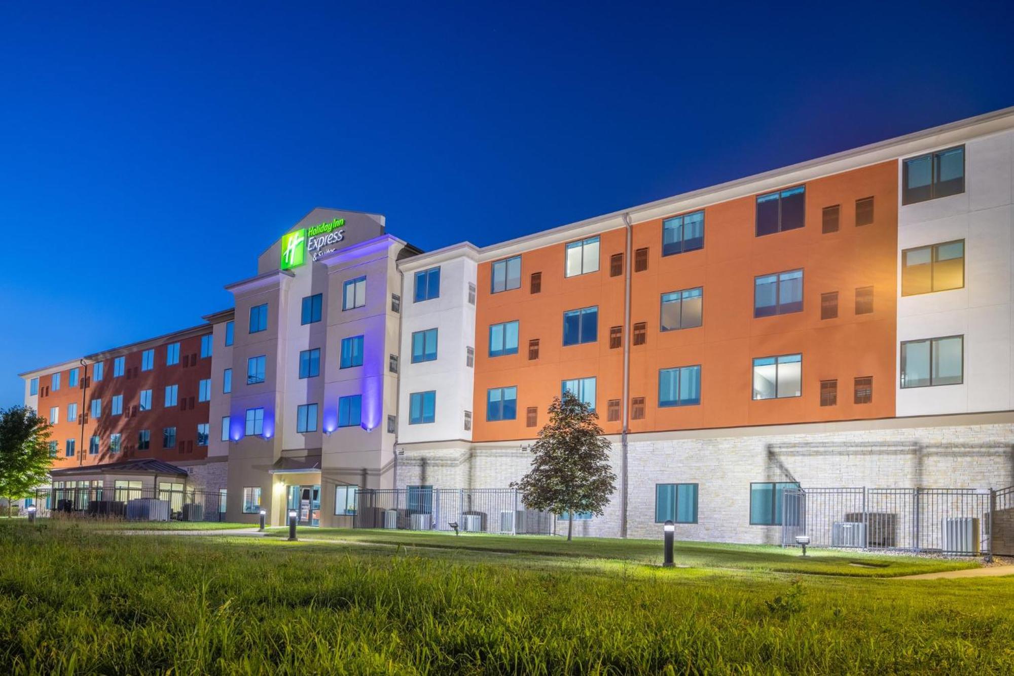 Express & Kansas Airport By Ihg Hotel 3*
