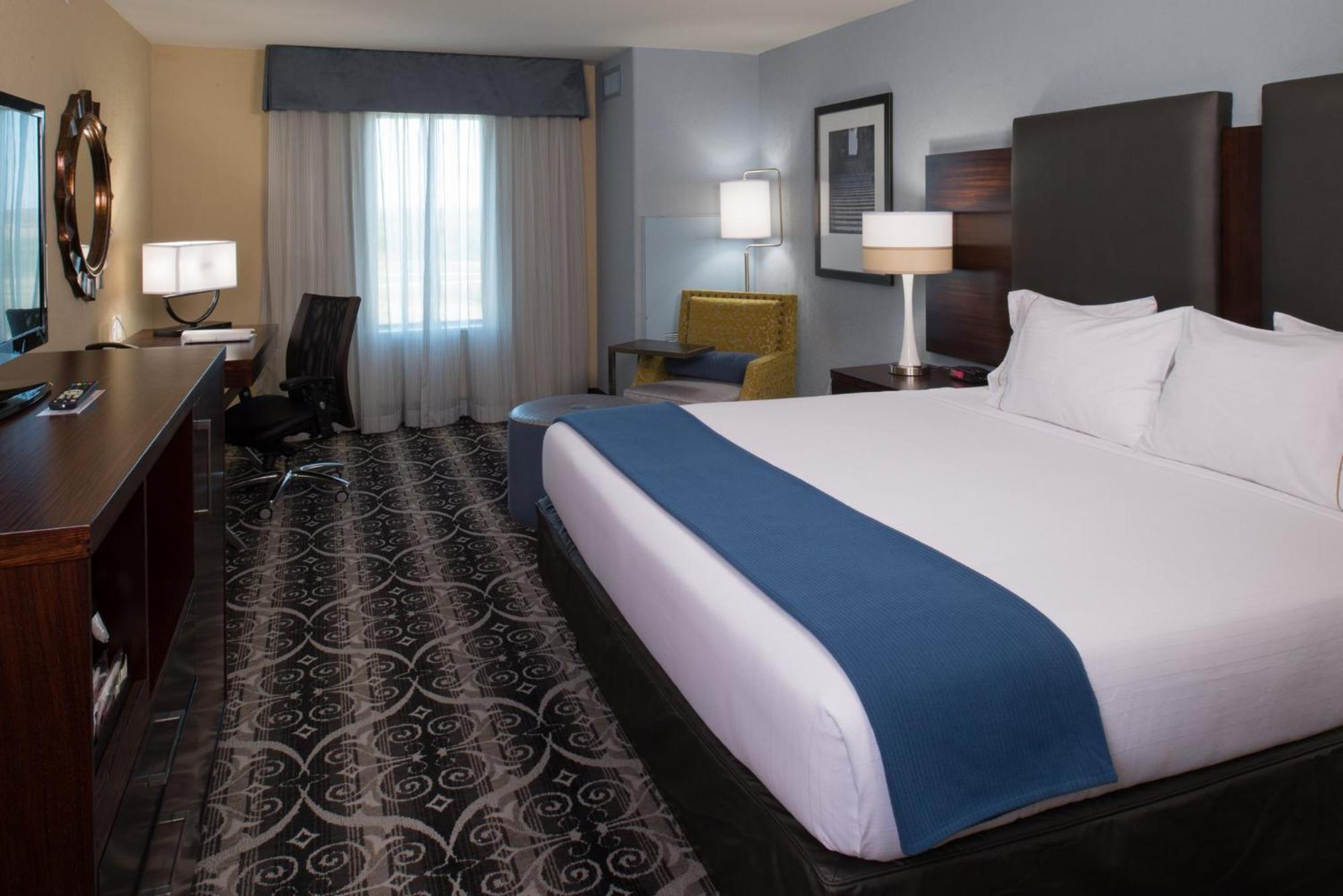 Express & Kansas Airport By Ihg